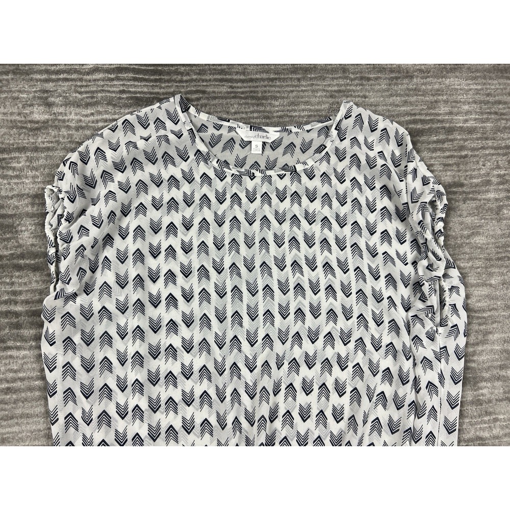 Charming Charlie Blouse Womens S White Navy Chevron Arrow Bubble Hem Cap Sleeve - Picture 6 of 9